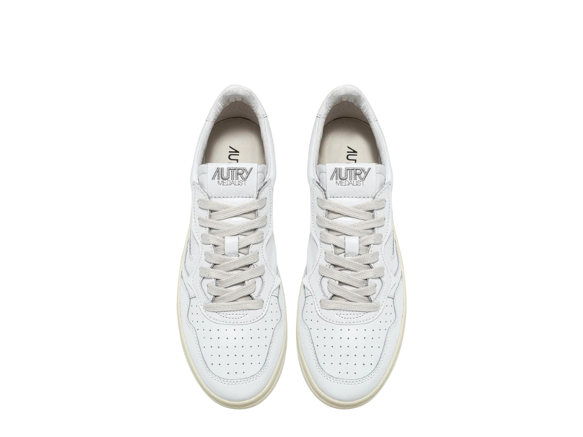 https://d2cva83hdk3bwc.cloudfront.net/autry-medalist-low-leather-sneakers-white-4.jpg