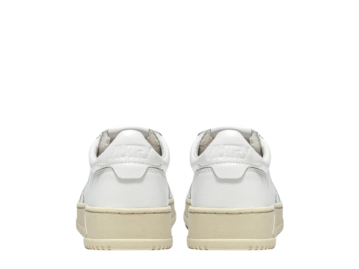 https://d2cva83hdk3bwc.cloudfront.net/autry-medalist-low-leather-sneakers-white-5.jpg