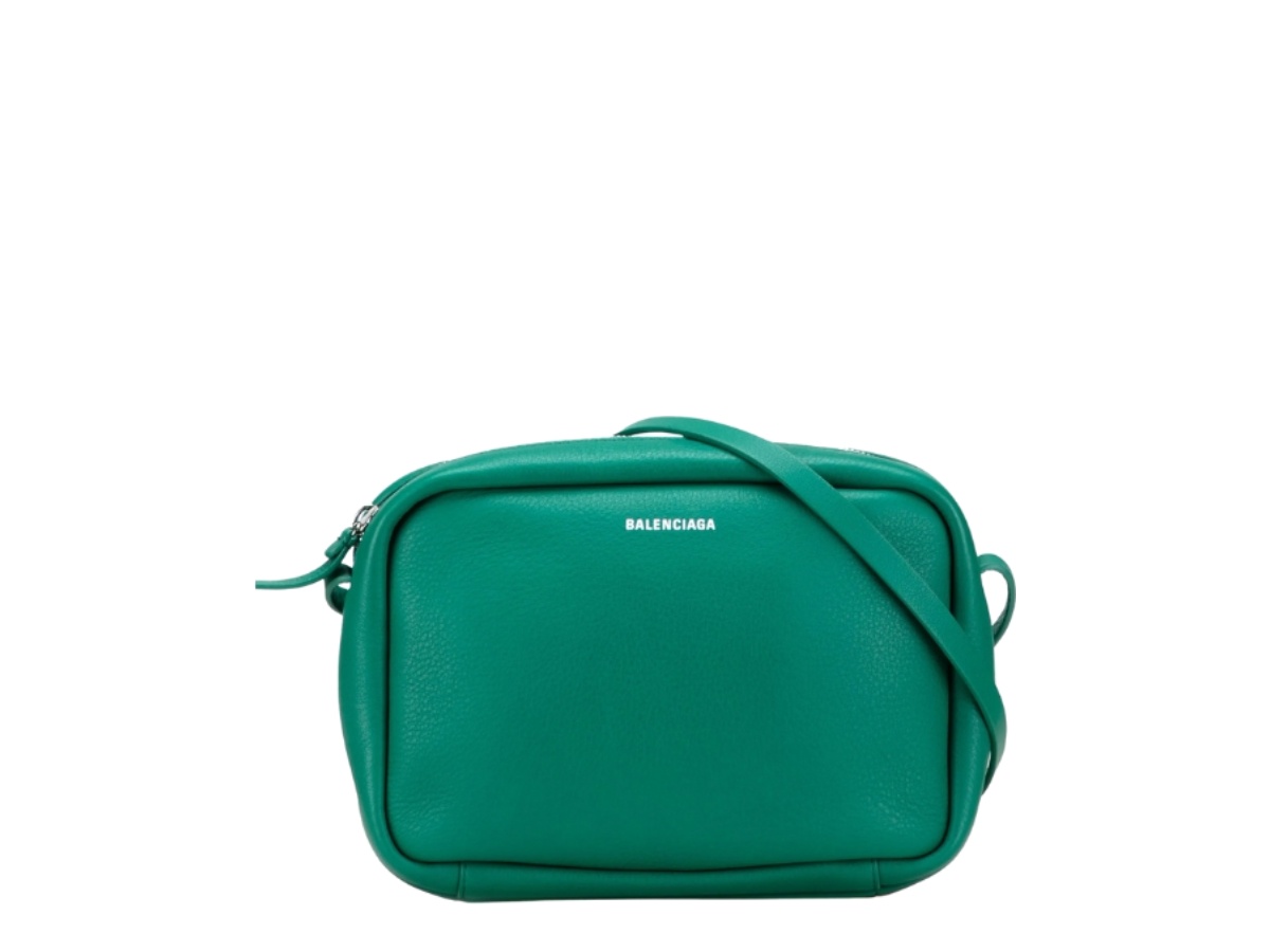 https://d2cva83hdk3bwc.cloudfront.net/balen-sbbblecbg-balenciaga-logo-everyday-camera-bag-green-1.jpg