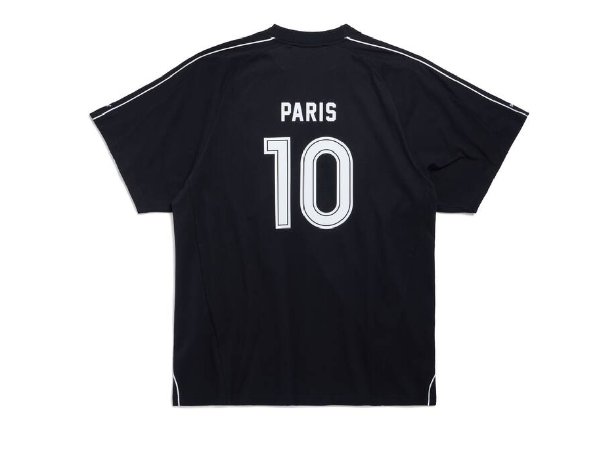 https://d2cva83hdk3bwc.cloudfront.net/balenciaga-paris-soccer-t-shirt-oversized-black-white-2.jpg