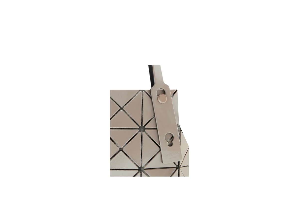 https://d2cva83hdk3bwc.cloudfront.net/bb58ag610-05-bao-bao-issey-miyake-carat-handbag-small-white-beige-2.jpg