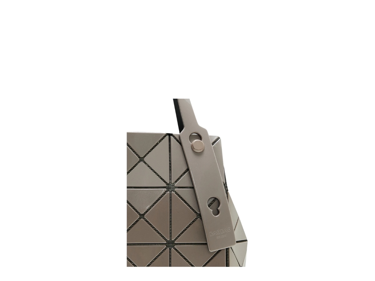 https://d2cva83hdk3bwc.cloudfront.net/bb58ag611-05-bao-bao-issey-miyake-carat-handbag-large-white-beige-2.jpg