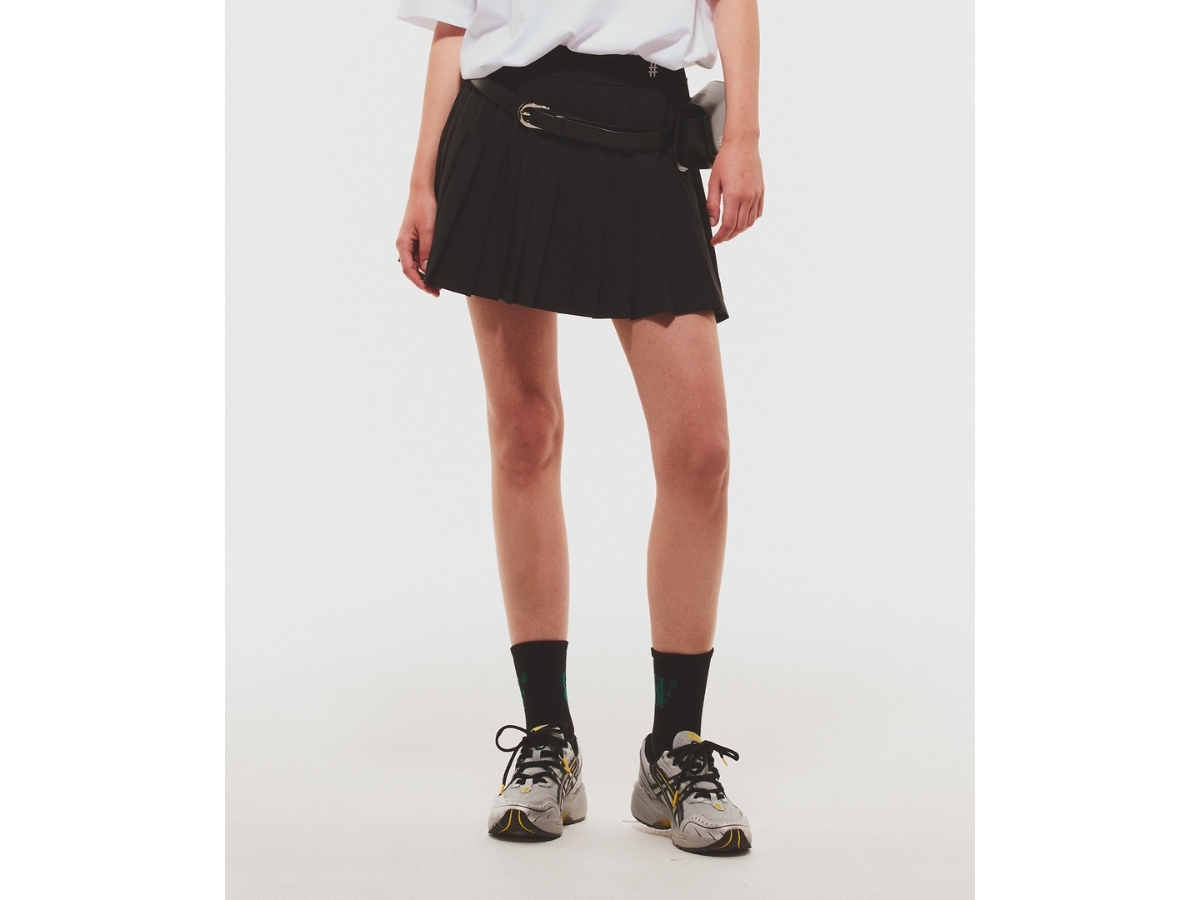 https://d2cva83hdk3bwc.cloudfront.net/beentrill-golf-pleats-skirt-black-3.jpg