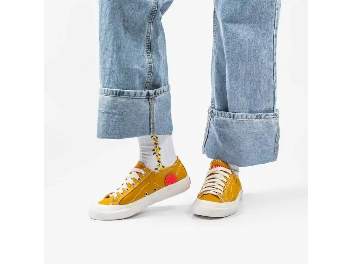 https://d2cva83hdk3bwc.cloudfront.net/bikk--basic--mustard-sneakers-6.jpg