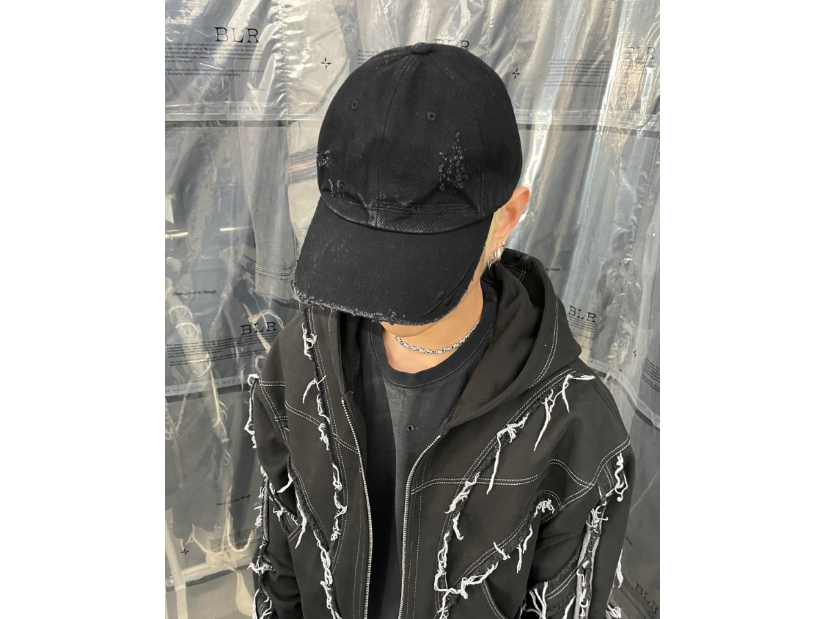 https://d2cva83hdk3bwc.cloudfront.net/blur-curved-logo-damaged-denim-cap-black-3.jpg