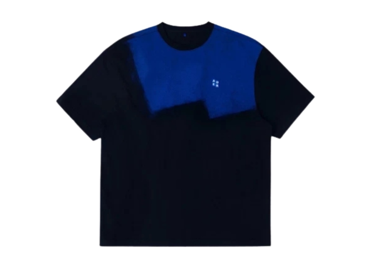 https://d2cva83hdk3bwc.cloudfront.net/bmsgfyts0102bk-ader-error-sig-trs-tag-t-shirt-02-black-1.jpg