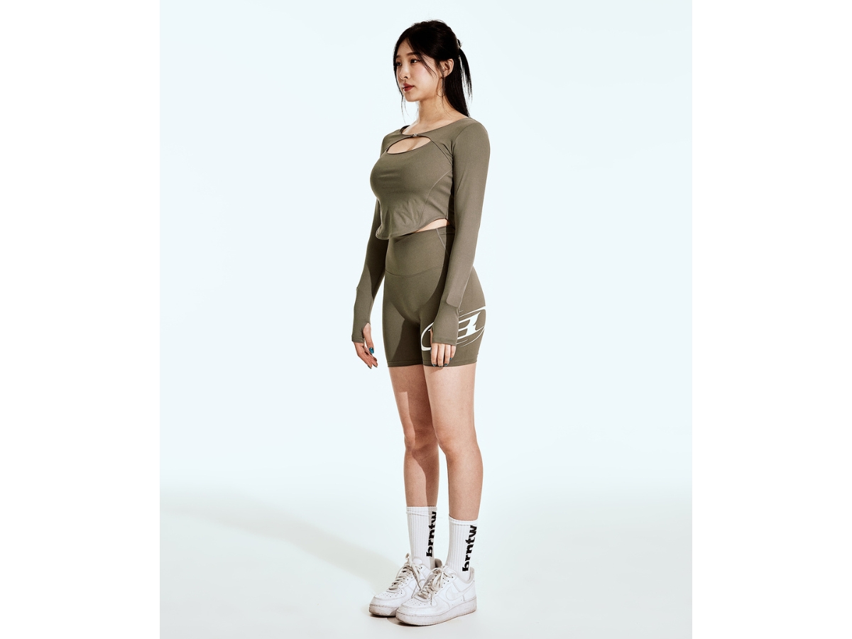 https://d2cva83hdk3bwc.cloudfront.net/borntowin-b-logo-3-5-biker-shorts-khaki-3.jpg