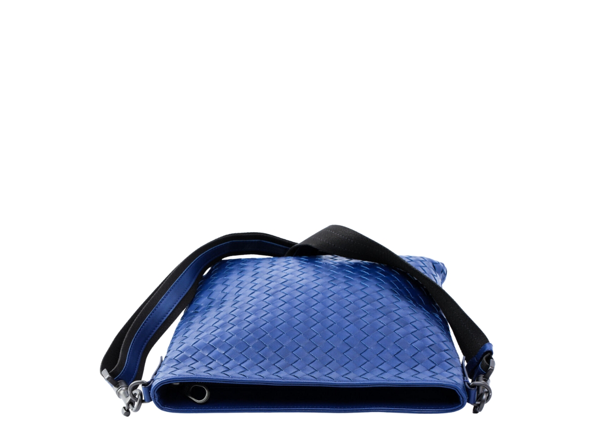 https://d2cva83hdk3bwc.cloudfront.net/bottega-veneta-blue-intrecciato-nappa-leather-flat-messenger-bag-3.jpg