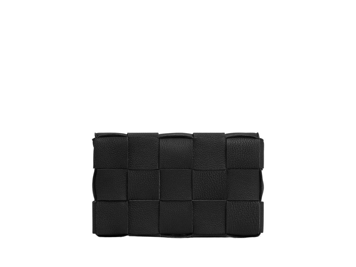 https://d2cva83hdk3bwc.cloudfront.net/bottega-veneta-cassette-in-calfskin-with-gold-finish-black-2.jpg