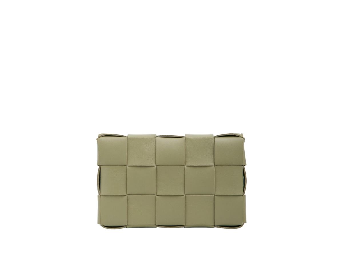 https://d2cva83hdk3bwc.cloudfront.net/bottega-veneta-cassette-in-intreccio-leather-with-gold-finish-hardware-travertine-2.jpg