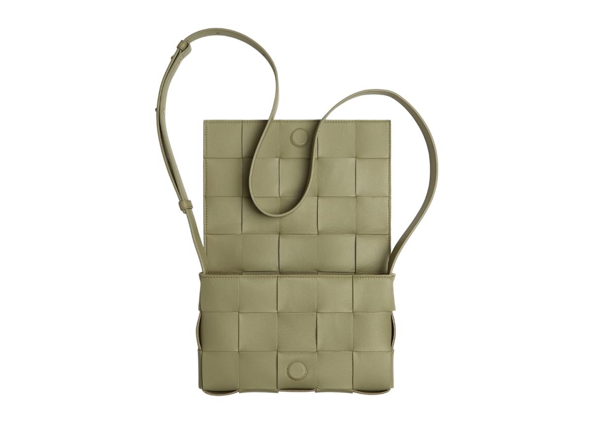 https://d2cva83hdk3bwc.cloudfront.net/bottega-veneta-cassette-in-intreccio-leather-with-gold-finish-hardware-travertine-3.jpg