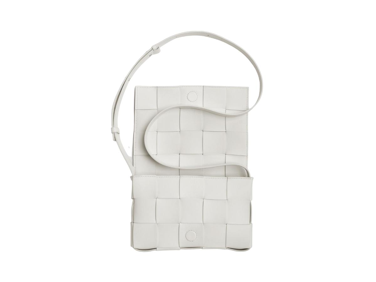 https://d2cva83hdk3bwc.cloudfront.net/bottega-veneta-cassette-in-intreccio-leather-with-silver-finish-hardware-white-2.jpg