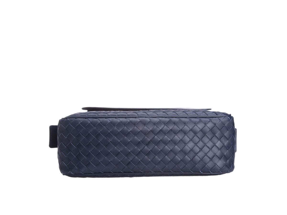 https://d2cva83hdk3bwc.cloudfront.net/bottega-veneta-crossbody-bag-2.jpg