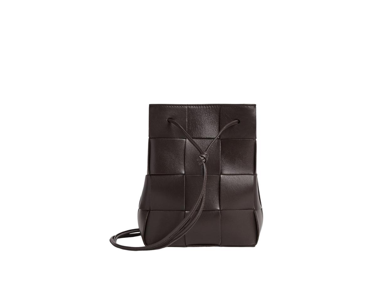 https://d2cva83hdk3bwc.cloudfront.net/bottega-veneta-small-cassette-bucket-bag-in-lambskin-fondant-2.jpg