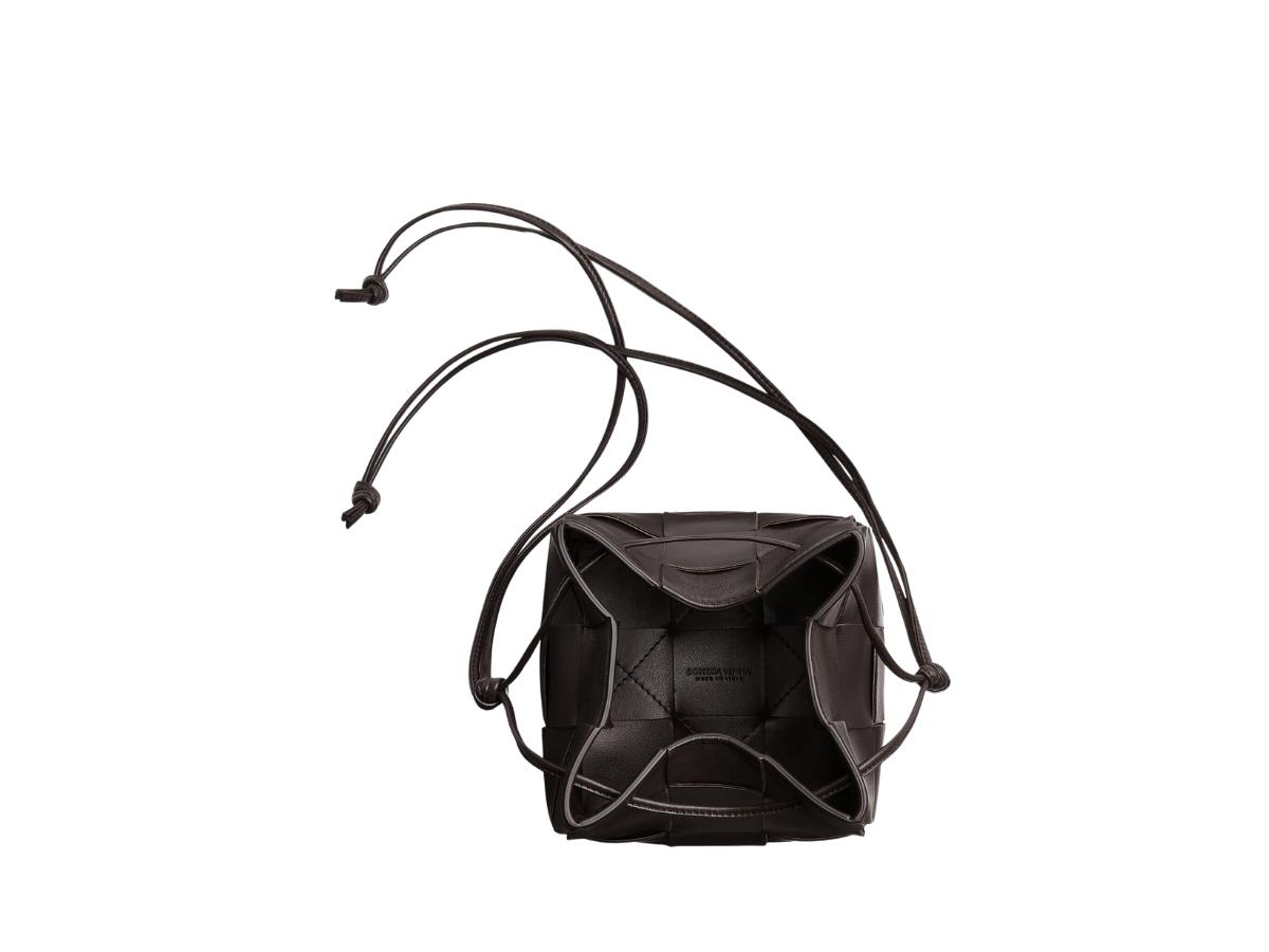 https://d2cva83hdk3bwc.cloudfront.net/bottega-veneta-small-cassette-bucket-bag-in-lambskin-fondant-3.jpg