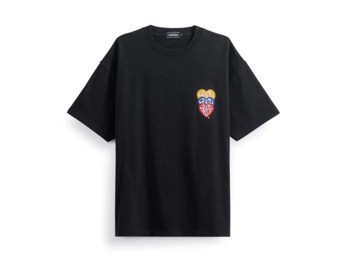 https://d2cva83hdk3bwc.cloudfront.net/carnival-triple-heart-ovs-t-shirt-black--fw23--2.jpg