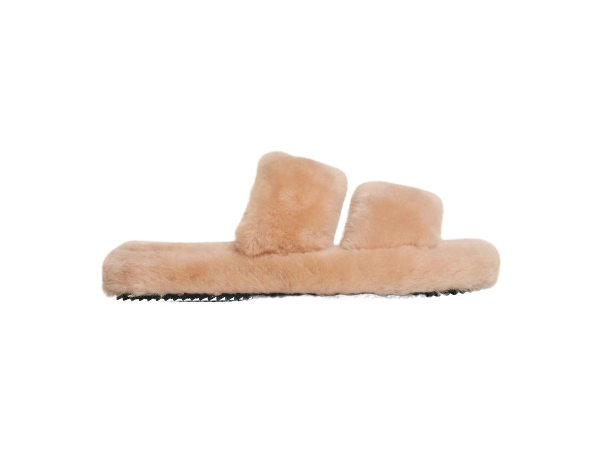 https://d2cva83hdk3bwc.cloudfront.net/celine-fur-slides-triomphe-in-shearling-light-pink--w--1.jpg