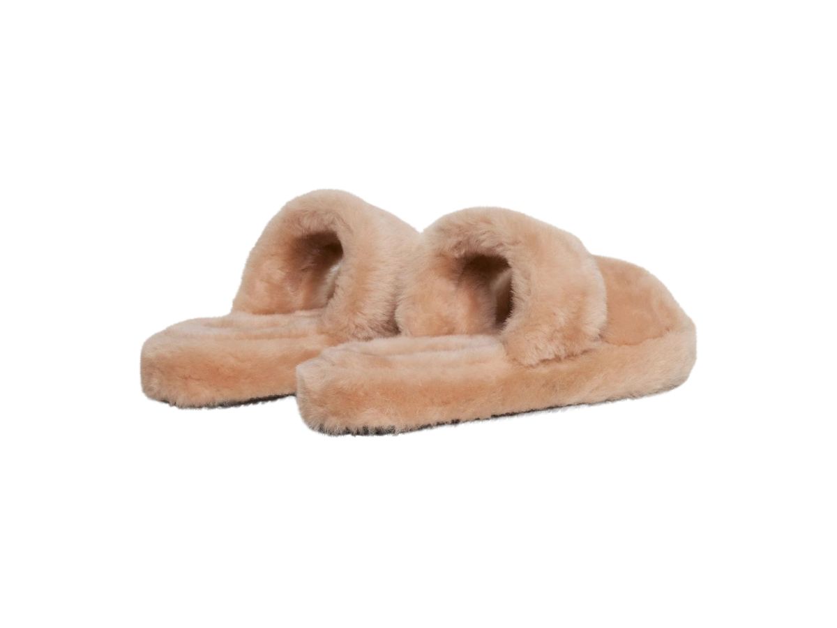 https://d2cva83hdk3bwc.cloudfront.net/celine-fur-slides-triomphe-in-shearling-light-pink--w--3.jpg