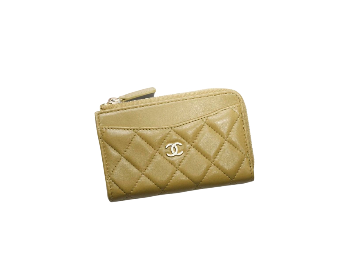 https://d2cva83hdk3bwc.cloudfront.net/chanel-card-holder-in-lambskin-with-gold-tone-metal-green-1.jpg