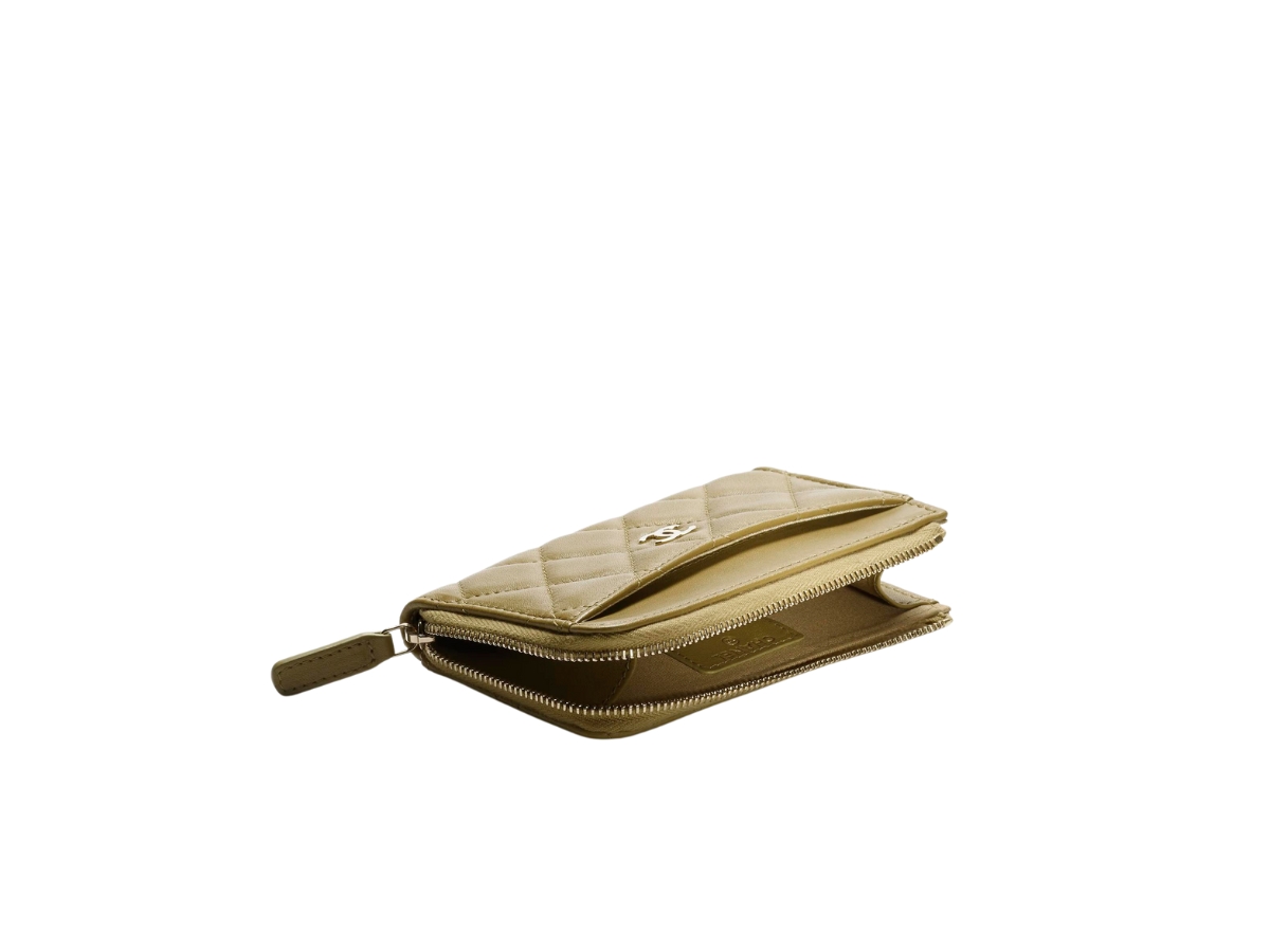 https://d2cva83hdk3bwc.cloudfront.net/chanel-card-holder-in-lambskin-with-gold-tone-metal-green-2.jpg