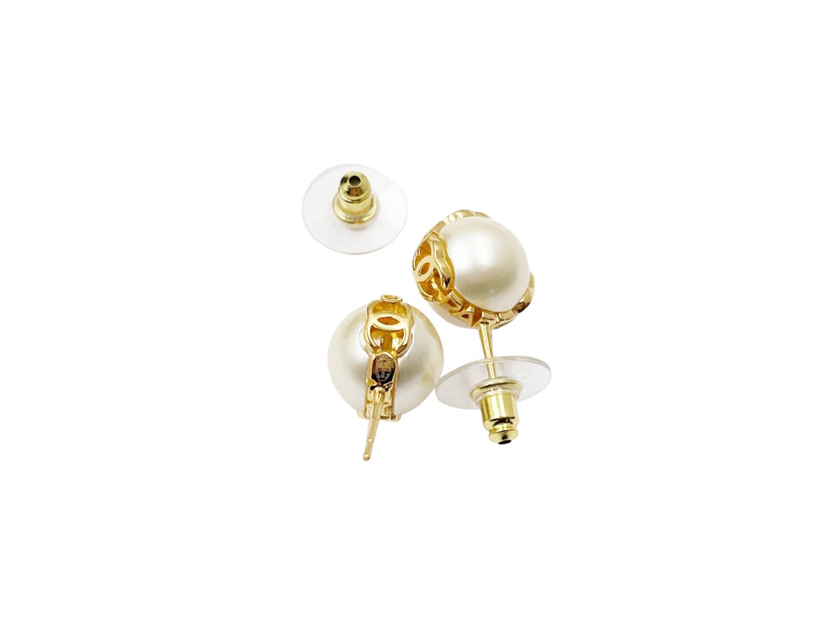 https://d2cva83hdk3bwc.cloudfront.net/chanel-cc-earrings-in-letter-pearl-piercing-gold-2.jpg