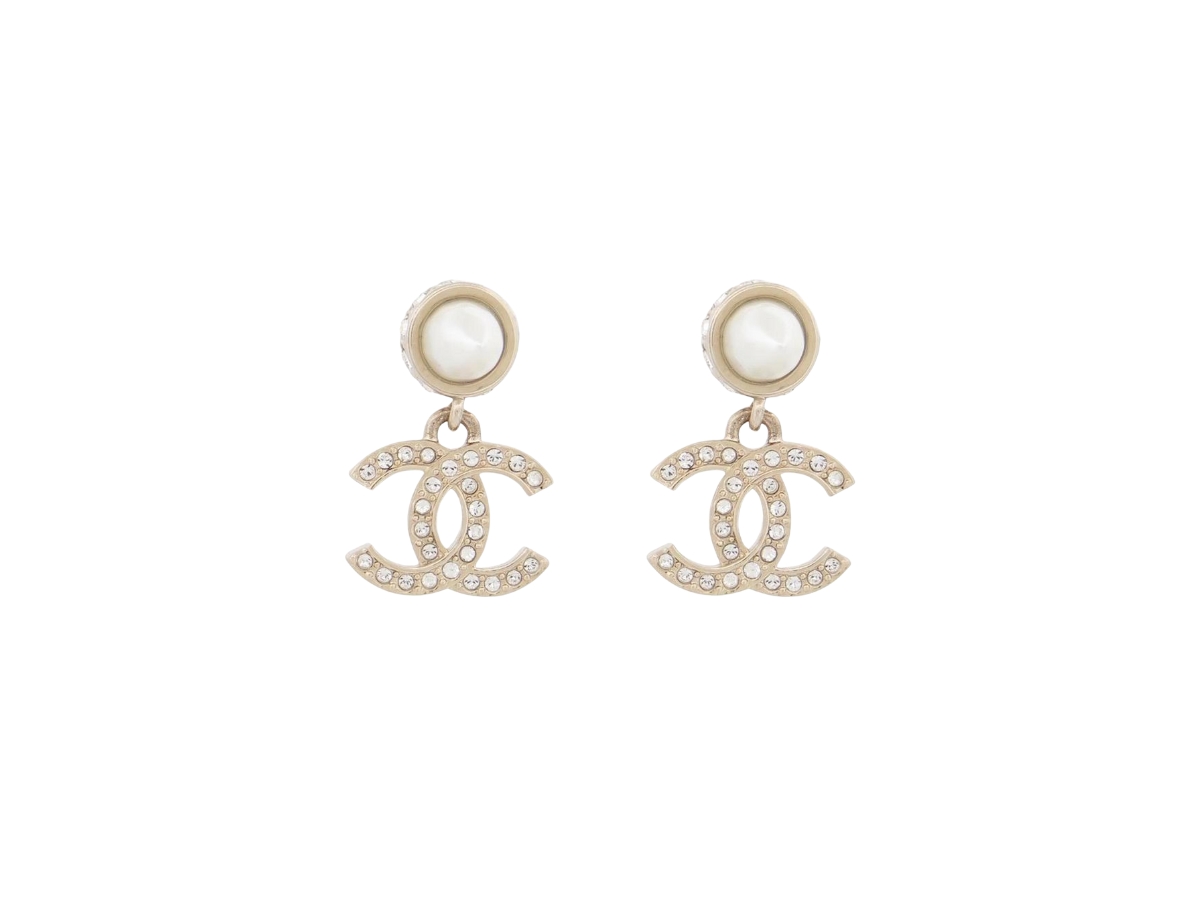 https://d2cva83hdk3bwc.cloudfront.net/chanel-cc-logo-pendant-earrings-in-strass-pearls-earrings-gold-1.jpg
