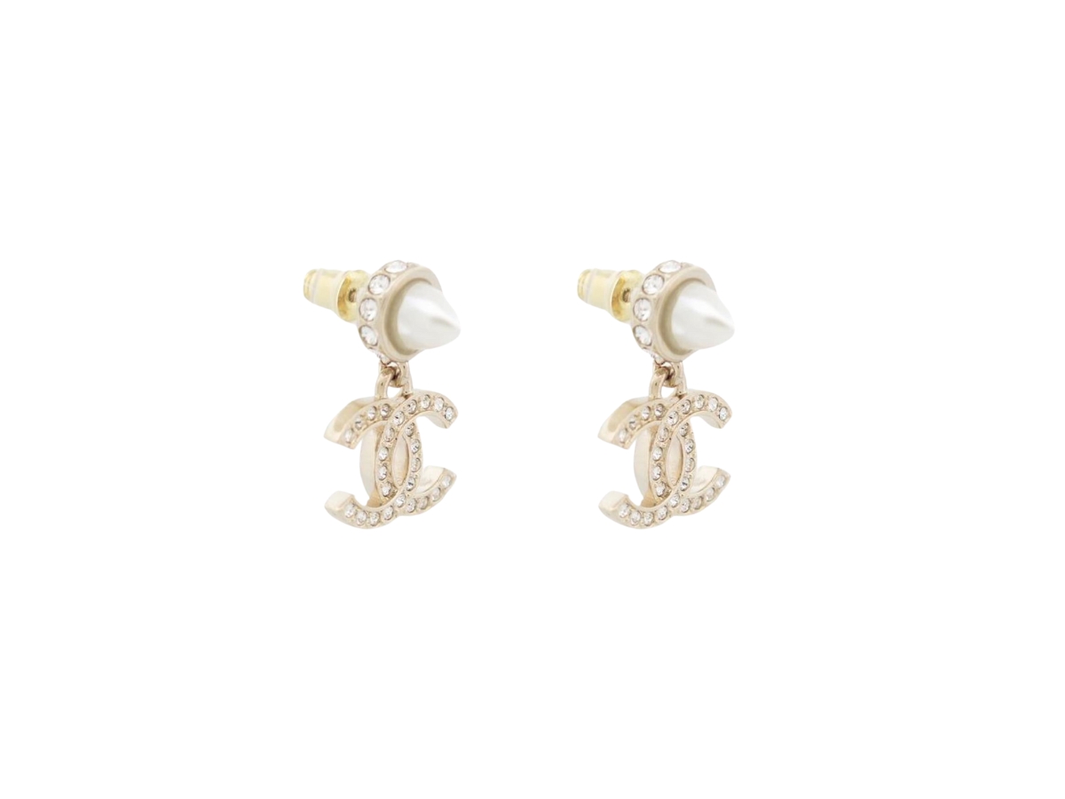 https://d2cva83hdk3bwc.cloudfront.net/chanel-cc-logo-pendant-earrings-in-strass-pearls-earrings-gold-2.jpg