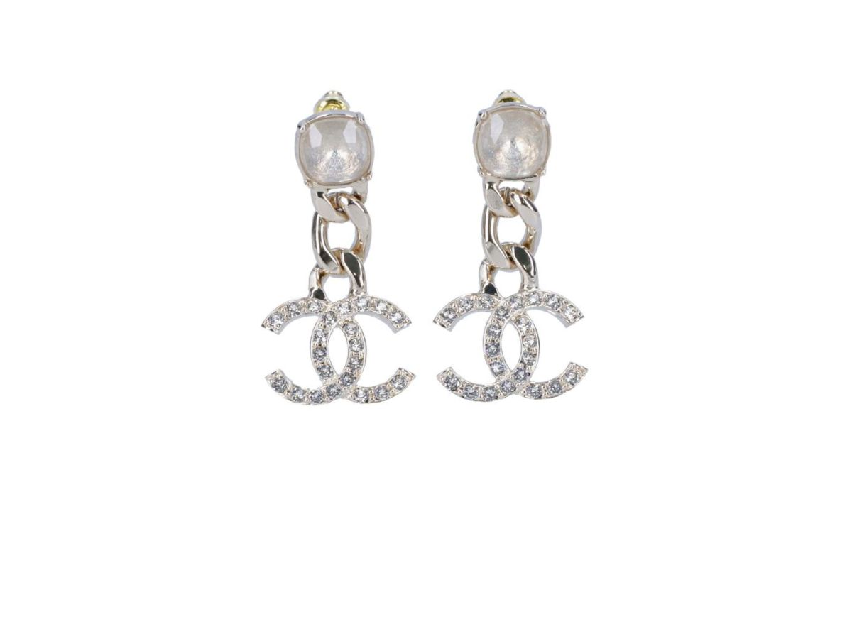 https://d2cva83hdk3bwc.cloudfront.net/chanel-chain-drop-earrings-in-light-gold-pearly-white-and-crystal-1.jpg