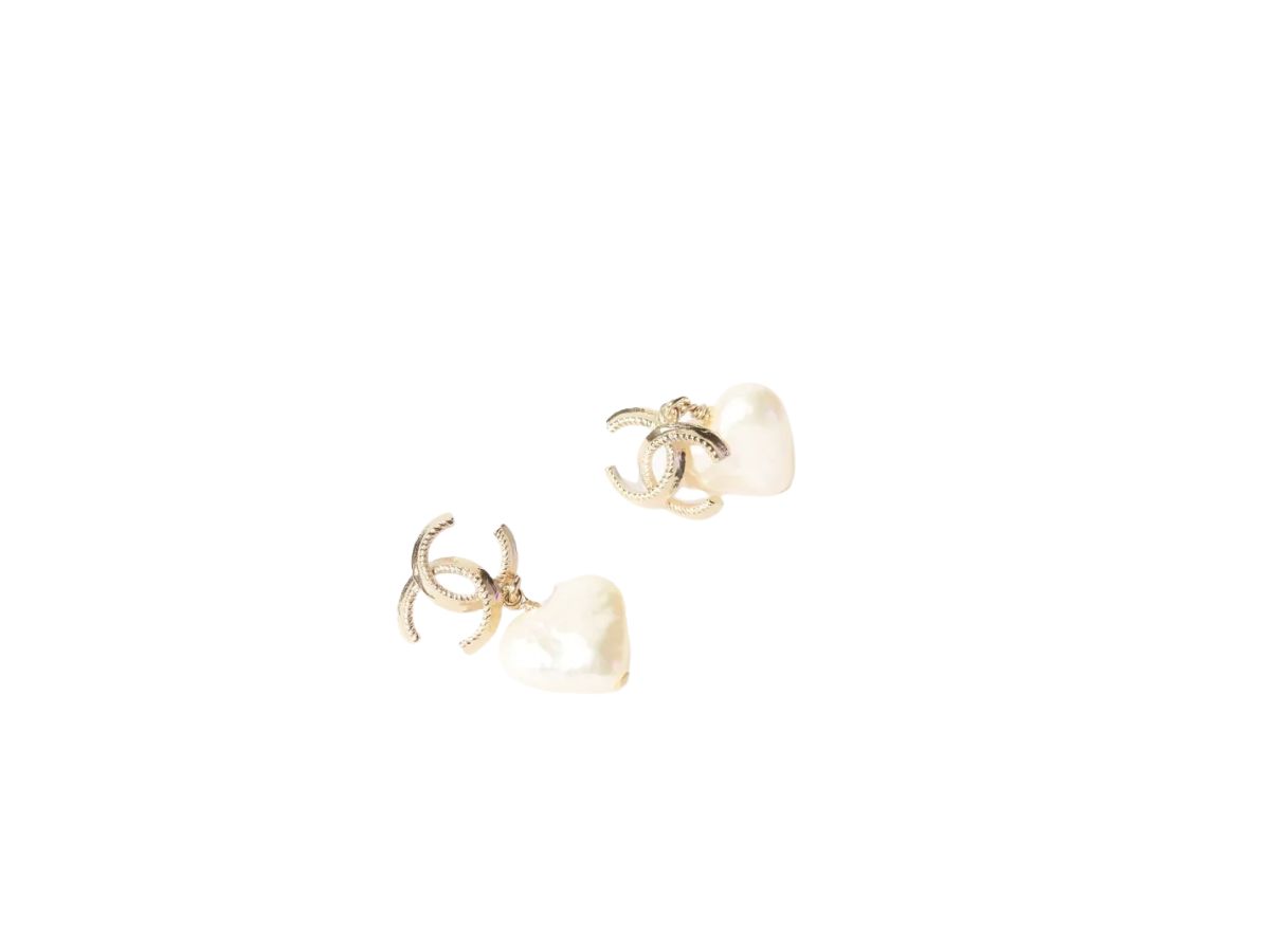 https://d2cva83hdk3bwc.cloudfront.net/chanel-heart-earrings-in-metal-and-resin-gold-with-pearly-white-2.jpg