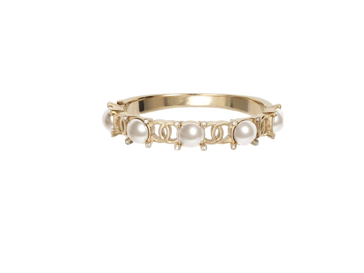 https://d2cva83hdk3bwc.cloudfront.net/chanel-pearl-crystal-logo-bracelet-in-metal-glass-pearls-diamant-s-with-gold-pearly-white-crystal-1.jpg