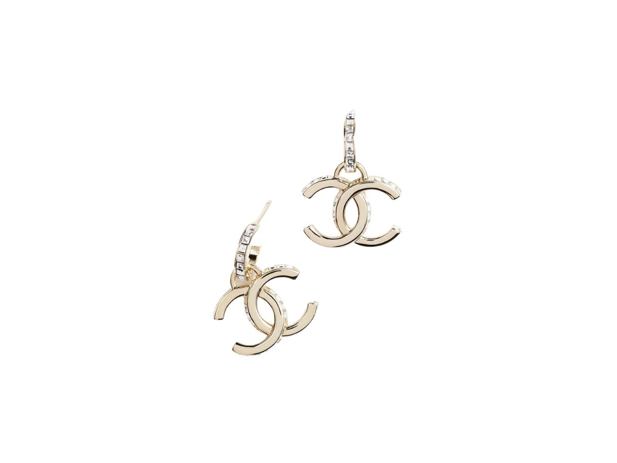 https://d2cva83hdk3bwc.cloudfront.net/chanel-pendant-in-metal-with-diamant-s-gold-and-crystal-1.jpg