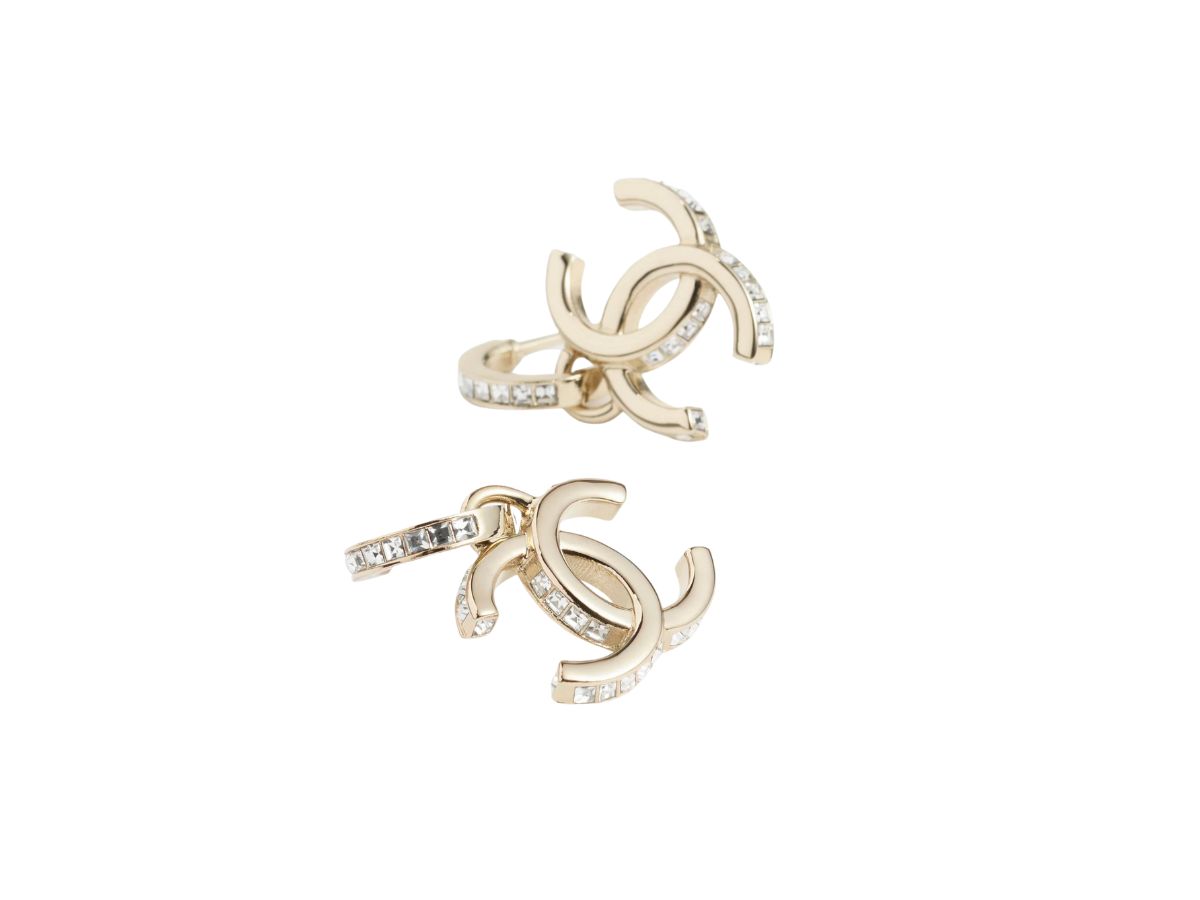https://d2cva83hdk3bwc.cloudfront.net/chanel-pendant-in-metal-with-diamant-s-gold-and-crystal-2.jpg