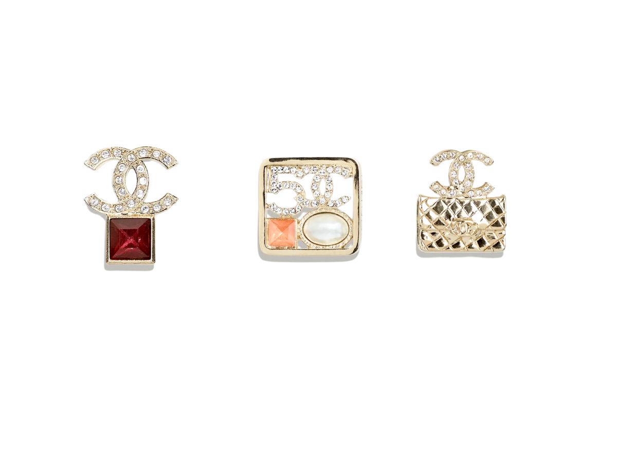 https://d2cva83hdk3bwc.cloudfront.net/chanel-set-of-brooches-in-metal-diamant-s-and-glass-pearls-with-gold-multicolour-and-pearly-white-1.jpg