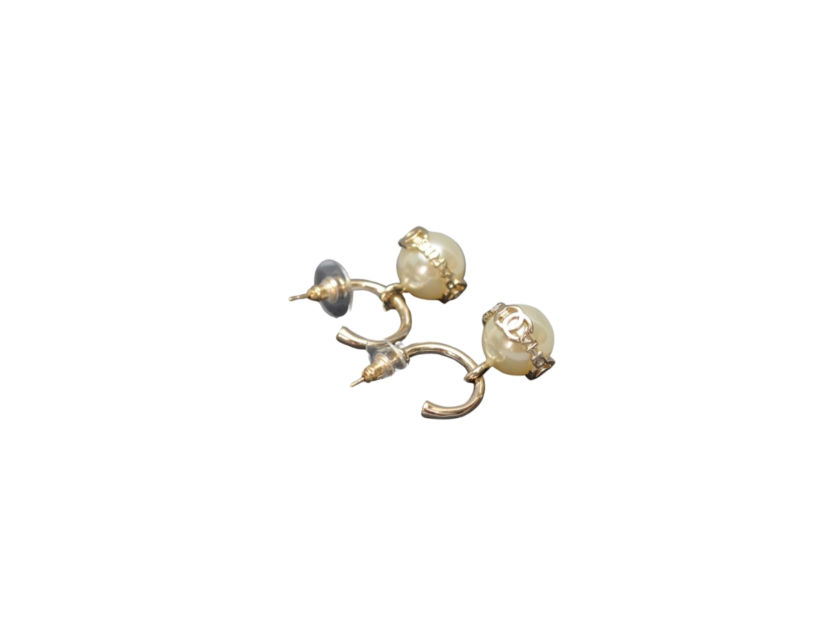 https://d2cva83hdk3bwc.cloudfront.net/chl-eracccleidpwgthg-chanel-classic-cc-logo-earrings-in-dangle-pearls-with-gold-tone-hardwre-gold-1.jpg