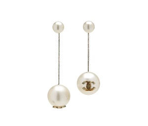 Buy Chanel Pearl CC Chain Drop Earrings In Metal With Gold Hardware White at Sasom – Authentic and Ready to Ship