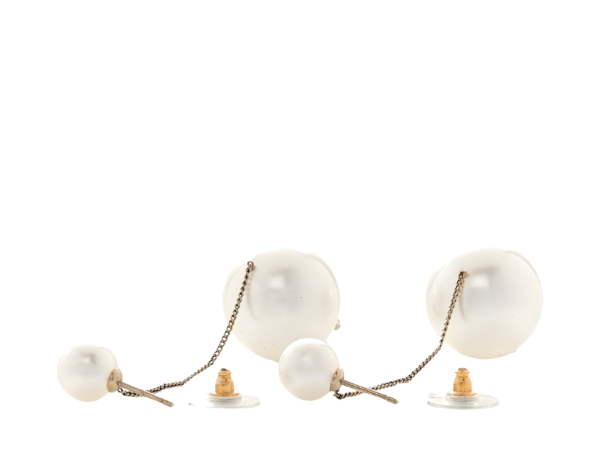 https://d2cva83hdk3bwc.cloudfront.net/chl-eracpccdeimwghw-chanel-pearl-cc-chain-drop-earrings-in-metal-with-gold-hardware-white-2.jpg