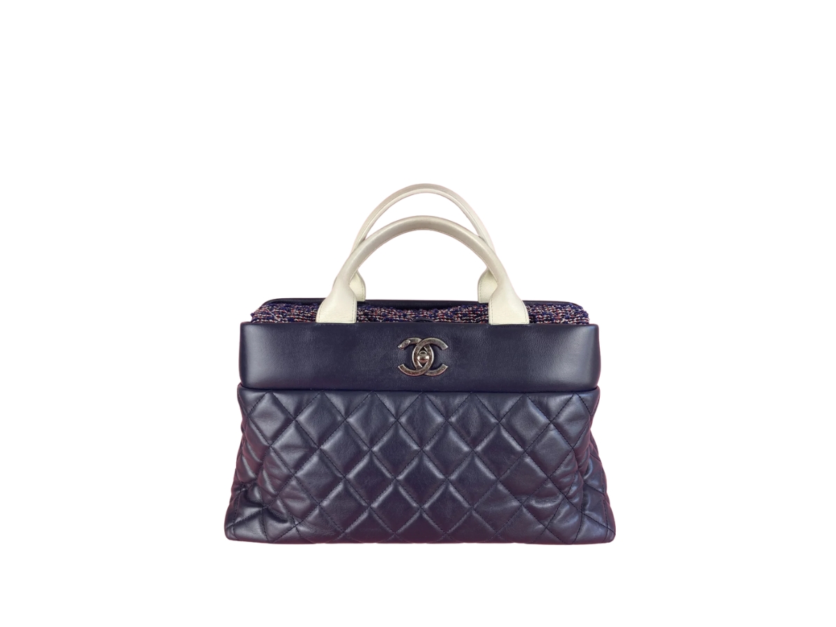 https://d2cva83hdk3bwc.cloudfront.net/chl-habbcaptbn-chanel-airlines-portobello-tote-blue-navy-1.jpg