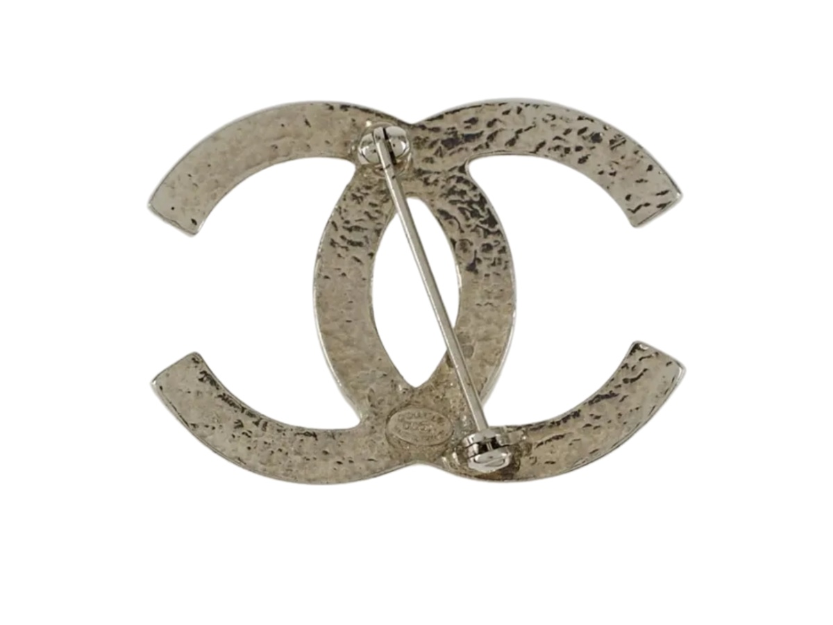 https://d2cva83hdk3bwc.cloudfront.net/chl-jeaccbimagpwsth-chanel-cc-brooch-in-metal-and-glass-pearl-with-silver-tone-hardware-2.jpg