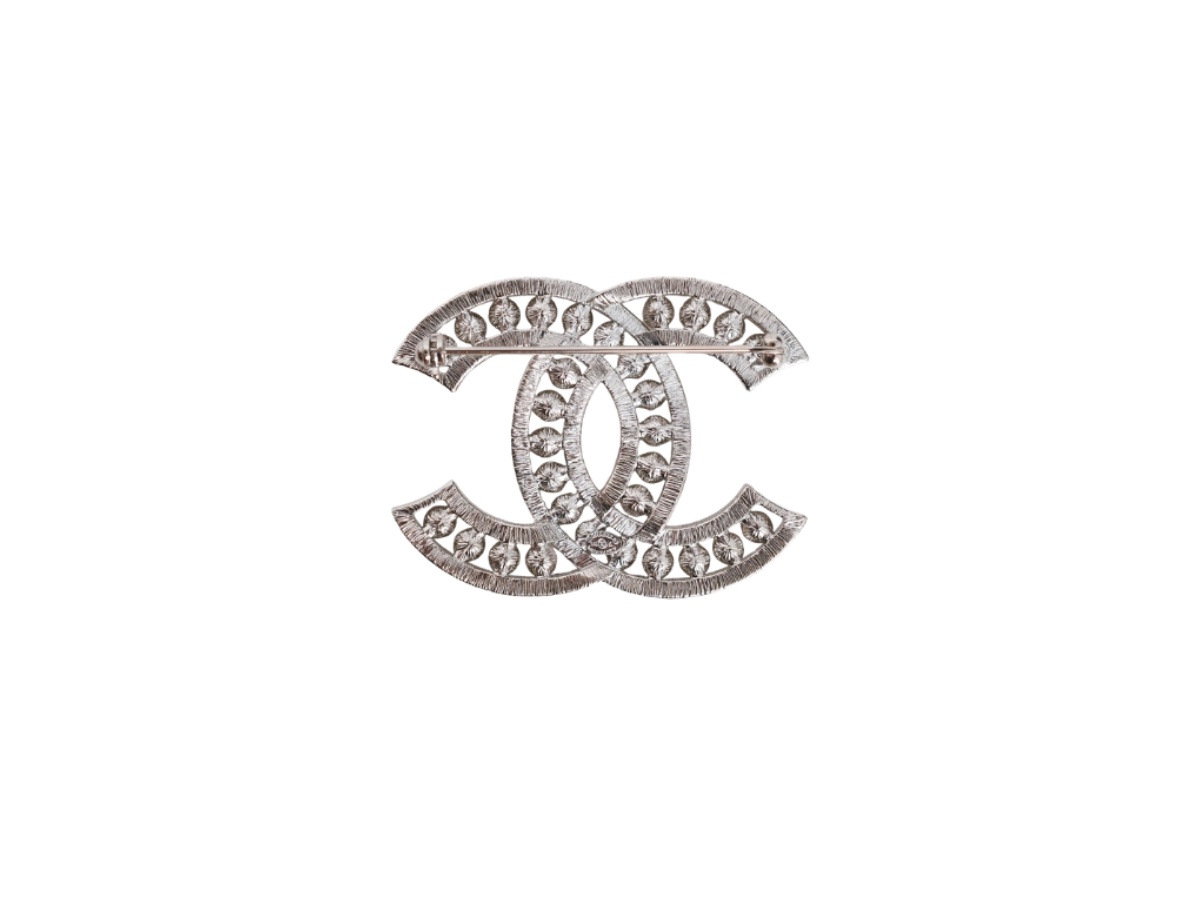 https://d2cva83hdk3bwc.cloudfront.net/chl-jeaccefpcbs-chanel-crystal-embellished-faux-pearl-cc-brooch-silver-2.jpg
