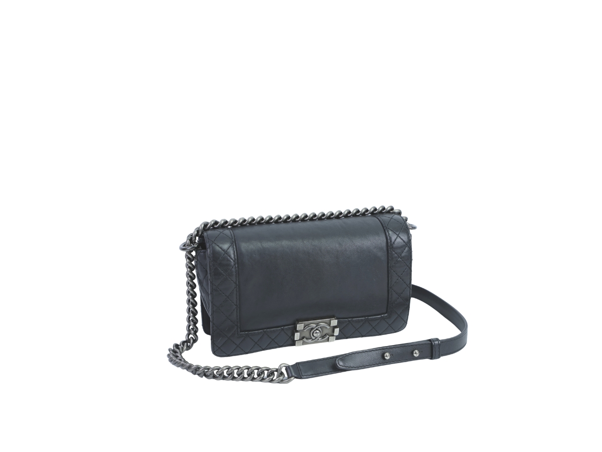 https://d2cva83hdk3bwc.cloudfront.net/chl-sbbcbm1b-chanel-boy-medium-10-black-1.jpg