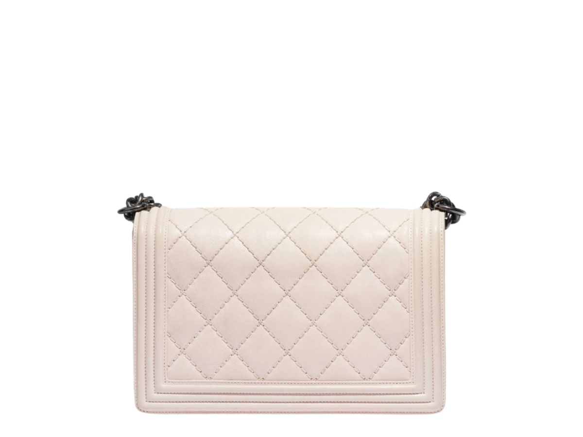 https://d2cva83hdk3bwc.cloudfront.net/chl-sbbcbmllp-chanel-boy-medium-lamb-light-pink-2.jpg