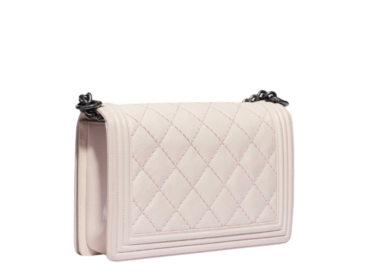https://d2cva83hdk3bwc.cloudfront.net/chl-sbbcbmllp-chanel-boy-medium-lamb-light-pink-4.jpg