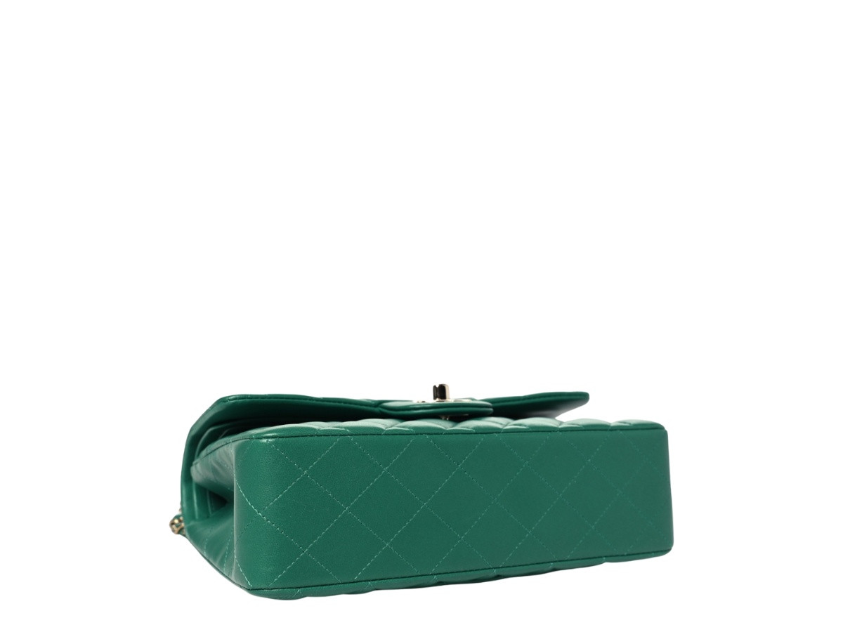 https://d2cva83hdk3bwc.cloudfront.net/chl-sbbcsdfiglwghg-chanel-small-double-flap-in-green-lambskin-with-gold-hardware-green-3.jpg
