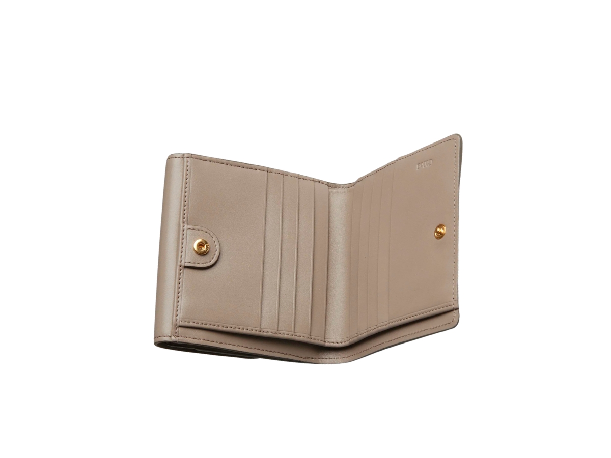 https://d2cva83hdk3bwc.cloudfront.net/chlo--square-wallet-in-shiny-calfskin-with-gold-hardware-motty-grey-2.jpg