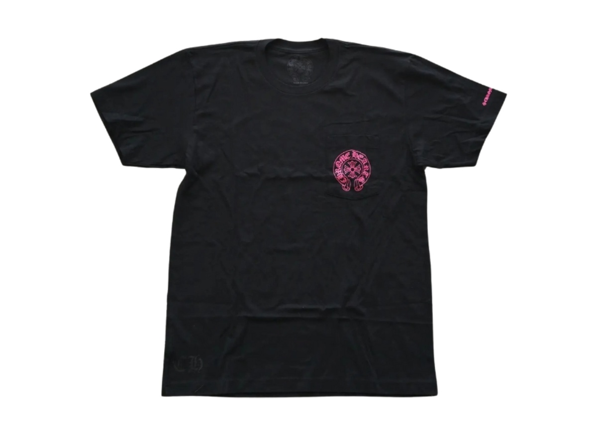 https://d2cva83hdk3bwc.cloudfront.net/chrome-tsachhptsb-chrome-hearts-horseshoe-print-t-shirt-black-2.jpg