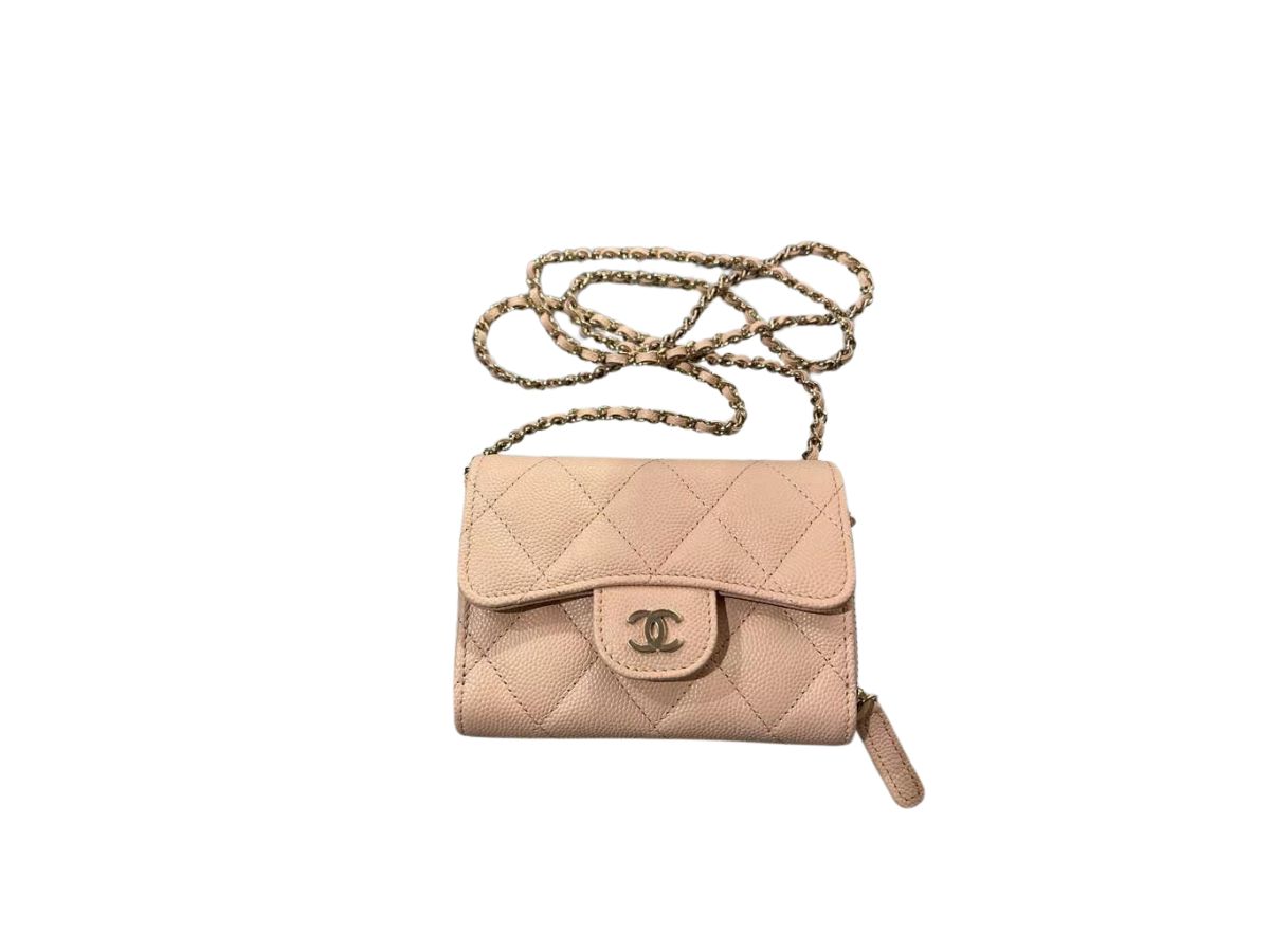 https://d2cva83hdk3bwc.cloudfront.net/classic-zipped-flap-card-holder-with-chain-in-grained-calfskin-with-gold-tone-metal-light-beige-1.jpg