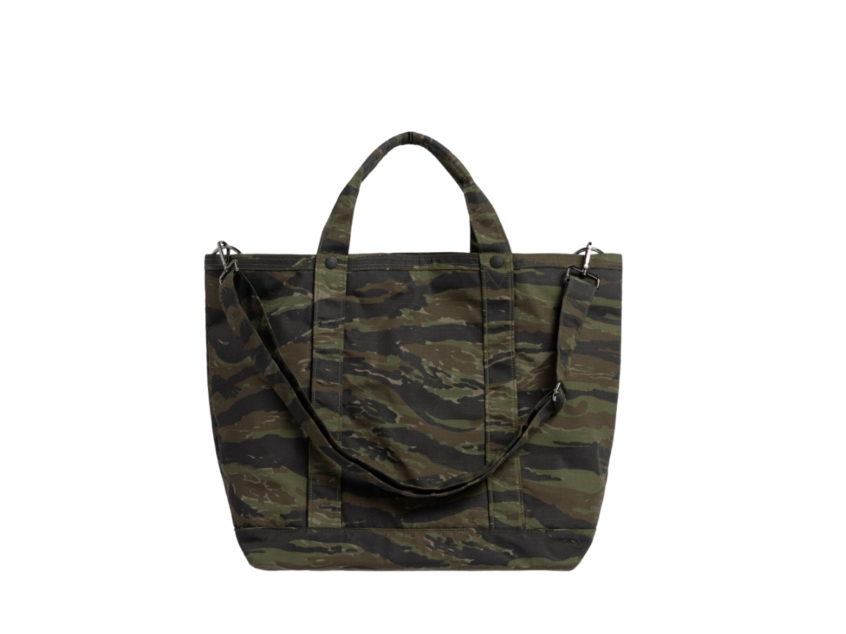 https://d2cva83hdk3bwc.cloudfront.net/cnv-tbbccrtbc-carnival-camo-retro-tote-bag-camo-2.jpg