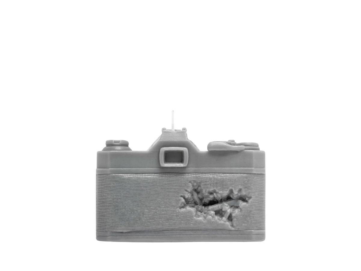 https://d2cva83hdk3bwc.cloudfront.net/daniel-arsham-eroded-camera-candle-grey-4.jpg