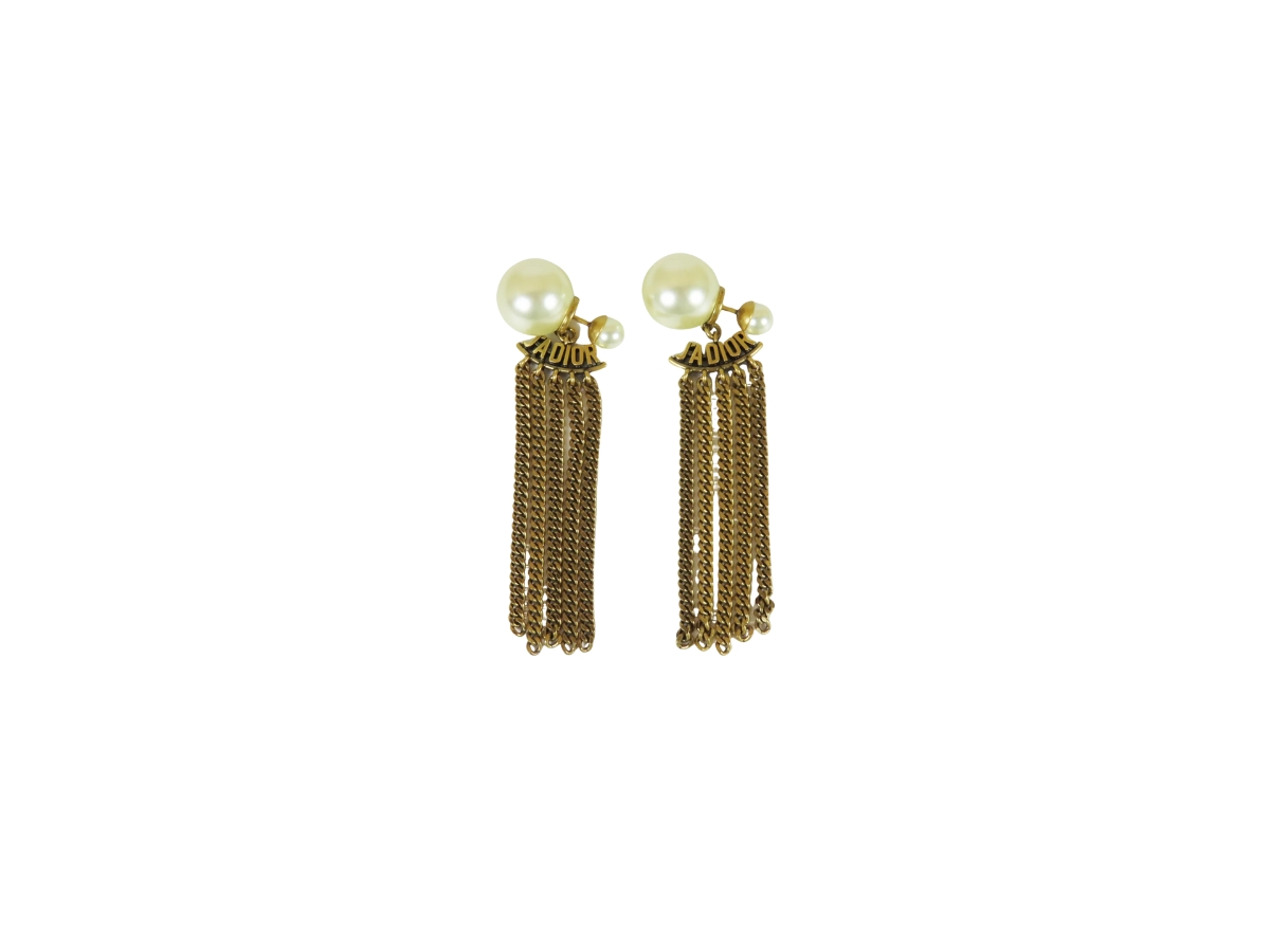 https://d2cva83hdk3bwc.cloudfront.net/dor-nwadtep-dior-tribal-earrings-pearl-1.jpg