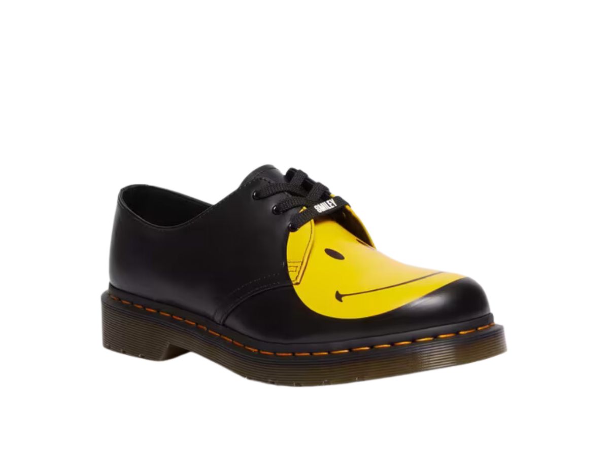 https://d2cva83hdk3bwc.cloudfront.net/dr-martens-1461-smiley-smooth-leather-oxford-black-2.jpg